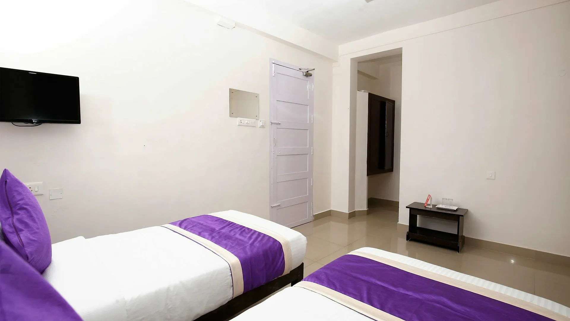 טריואנדרום Oyo 9797 Hotel Vbee Plaza הודו